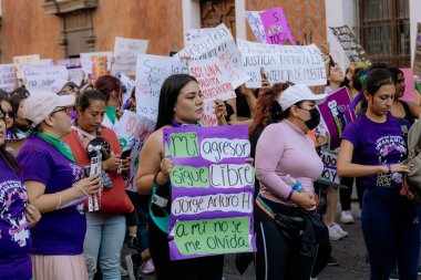 Kadın hakları yürüyüşü sırasında Puebla sokaklarında protestolar, cinsiyet şiddetine karşı feminist yürüyüş, 8 Mart 'ta Puebla şehrinde