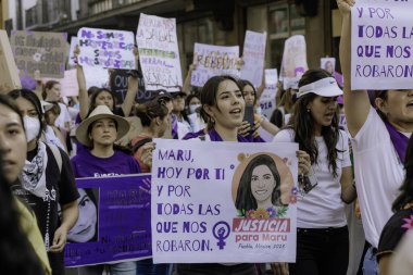 Kadın hakları yürüyüşü sırasında Puebla sokaklarında protestolar, cinsiyet şiddetine karşı feminist yürüyüş, 8 Mart 'ta Puebla şehrinde