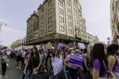 Kadın hakları yürüyüşü sırasında Puebla sokaklarında protestolar, cinsiyet şiddetine karşı feminist yürüyüş, 8 Mart 'ta Puebla şehrinde