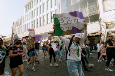 Kadın hakları yürüyüşü sırasında Puebla sokaklarında protestolar, cinsiyet şiddetine karşı feminist yürüyüş, 8 Mart 'ta Puebla şehrinde