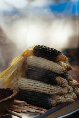 Sıcak buharlı haşlanmış mısır piramidi