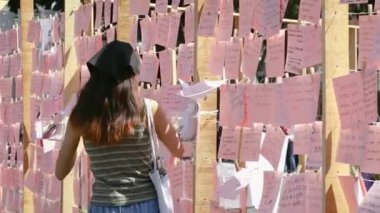 Genç Meksikalı kadın feminist çamaşır ipine dayanışma mesajı koydu