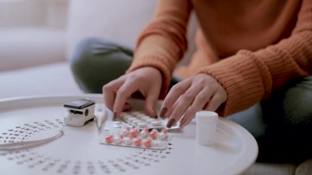 自宅で女性の自己薬は 薬の指示を読み取ります 自宅で医療 病気と治療の概念 — ストック動画