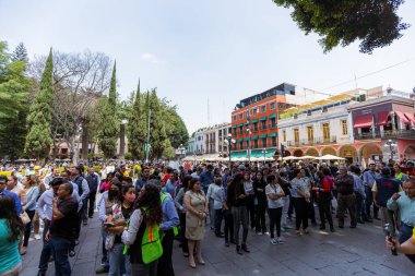 Puebla Belediyesi çalışanları 2023 ulusal simülasyon simülasyonuna katılıyor, belediye binalarını boşaltıyor ve kentin zokalo bölgesinde toplanıyorlar..