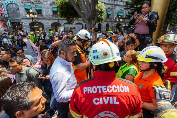Puebla Belediyesi çalışanları 2023 ulusal simülasyon simülasyonuna katılıyor, belediye binalarını boşaltıyor ve kentin zokalo bölgesinde toplanıyorlar..