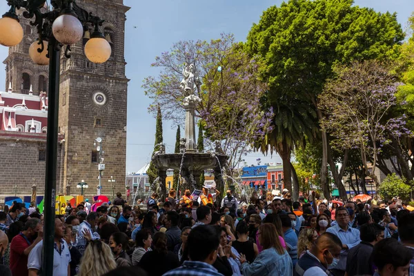 stock image Puebla City Hall workers participate in the 2023 national seismic simulacrum, evacuate municipal buildings and gather in the city's zocalo.