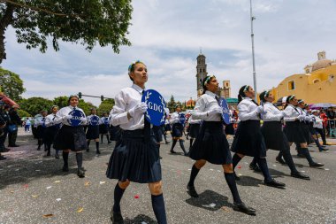 5 Mayıs muharebesinin temsilcisi olan öğrenciler, 5 Mayıs 'ta Puebla eyaletinde düzenlenen savaşın yıldönümünde sivil geçitte yürüyüş yaptılar.