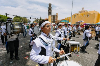 5 Mayıs muharebesinin temsilcisi olan öğrenciler, 5 Mayıs 'ta Puebla eyaletinde düzenlenen savaşın yıldönümünde sivil geçitte yürüyüş yaptılar.