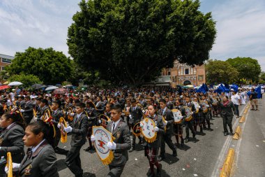 5 Mayıs muharebesinin temsilcisi olan öğrenciler, 5 Mayıs 'ta Puebla eyaletinde düzenlenen savaşın yıldönümünde sivil geçitte yürüyüş yaptılar.