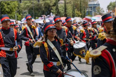 5 Mayıs muharebesinin temsilcisi olan öğrenciler, 5 Mayıs 'ta Puebla eyaletinde düzenlenen savaşın yıldönümünde sivil geçitte yürüyüş yaptılar.