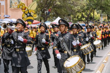 5 Mayıs muharebesinin temsilcisi olan öğrenciler, 5 Mayıs 'ta Puebla eyaletinde düzenlenen savaşın yıldönümünde sivil geçitte yürüyüş yaptılar.