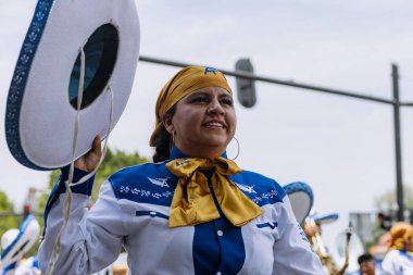 5 Mayıs muharebesinin temsilcisi olan öğrenciler, 5 Mayıs 'ta Puebla eyaletinde düzenlenen savaşın yıldönümünde sivil geçitte yürüyüş yaptılar.