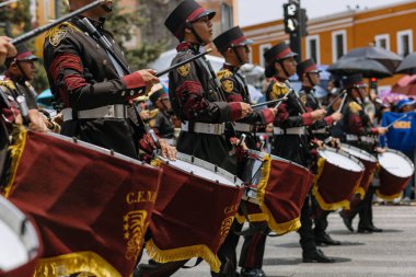 5 Mayıs muharebesinin temsilcisi olan öğrenciler, 5 Mayıs 'ta Puebla eyaletinde düzenlenen savaşın yıldönümünde sivil geçitte yürüyüş yaptılar.