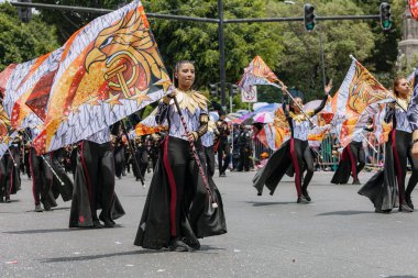 5 Mayıs muharebesinin temsilcisi olan öğrenciler, 5 Mayıs 'ta Puebla eyaletinde düzenlenen savaşın yıldönümünde sivil geçitte yürüyüş yaptılar.