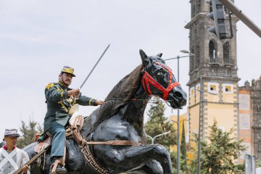 5 Mayıs muharebesinin temsilcisi olan öğrenciler, 5 Mayıs 'ta Puebla eyaletinde düzenlenen savaşın yıldönümünde sivil geçitte yürüyüş yaptılar.