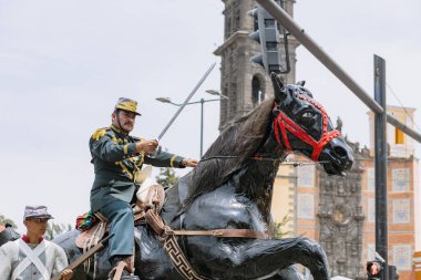 5 Mayıs muharebesinin temsilcisi olan öğrenciler, 5 Mayıs 'ta Puebla eyaletinde düzenlenen savaşın yıldönümünde sivil geçitte yürüyüş yaptılar.