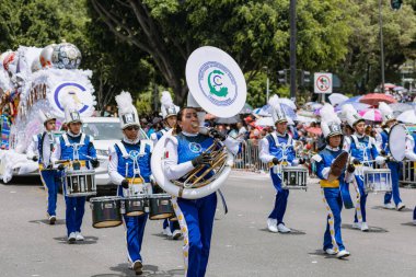 5 Mayıs muharebesinin temsilcisi olan öğrenciler, 5 Mayıs 'ta Puebla eyaletinde düzenlenen savaşın yıldönümünde sivil geçitte yürüyüş yaptılar.