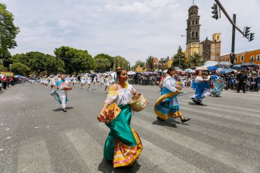 5 Mayıs muharebesinin temsilcisi olan öğrenciler, 5 Mayıs 'ta Puebla eyaletinde düzenlenen savaşın yıldönümünde sivil geçitte yürüyüş yaptılar.