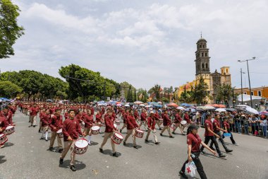 5 Mayıs muharebesinin temsilcisi olan öğrenciler, 5 Mayıs 'ta Puebla eyaletinde düzenlenen savaşın yıldönümünde sivil geçitte yürüyüş yaptılar.