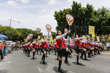 5 Mayıs muharebesinin temsilcisi olan öğrenciler, 5 Mayıs 'ta Puebla eyaletinde düzenlenen savaşın yıldönümünde sivil geçitte yürüyüş yaptılar.