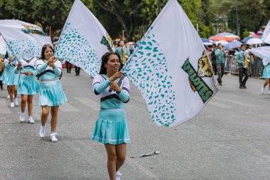 5 Mayıs muharebesinin temsilcisi olan öğrenciler, 5 Mayıs 'ta Puebla eyaletinde düzenlenen savaşın yıldönümünde sivil geçitte yürüyüş yaptılar.