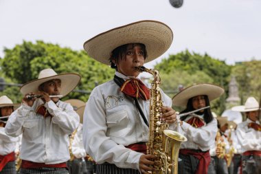 5 Mayıs muharebesinin temsilcisi olan öğrenciler, 5 Mayıs 'ta Puebla eyaletinde düzenlenen savaşın yıldönümünde sivil geçitte yürüyüş yaptılar.