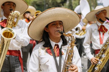 5 Mayıs muharebesinin temsilcisi olan öğrenciler, 5 Mayıs 'ta Puebla eyaletinde düzenlenen savaşın yıldönümünde sivil geçitte yürüyüş yaptılar.