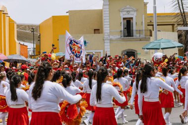 5 Mayıs muharebesinin temsilcisi olan öğrenciler, 5 Mayıs 'ta Puebla eyaletinde düzenlenen savaşın yıldönümünde sivil geçitte yürüyüş yaptılar.