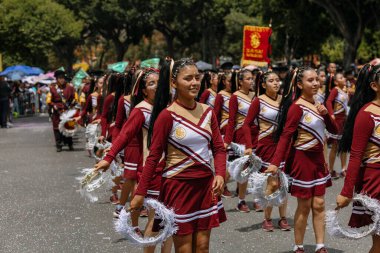 5 Mayıs muharebesinin temsilcisi olan öğrenciler, 5 Mayıs 'ta Puebla eyaletinde düzenlenen savaşın yıldönümünde sivil geçitte yürüyüş yaptılar.