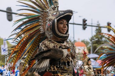 5 Mayıs muharebesinin temsilcisi, Puebla eyaletindeki 5 Mayıs muharebesinin yıldönümünde sivil geçitte yürüyüş