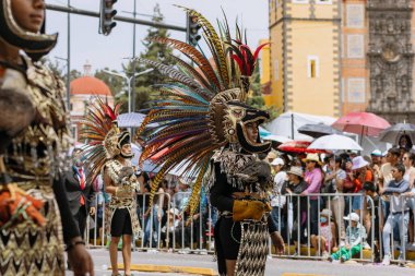 5 Mayıs muharebesinin temsilcisi, Puebla eyaletindeki 5 Mayıs muharebesinin yıldönümünde sivil geçitte yürüyüş