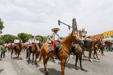 5 Mayıs muharebesinin temsilcisi, Puebla eyaletindeki 5 Mayıs muharebesinin yıldönümünde sivil geçitte yürüyüş