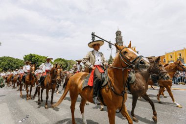 5 Mayıs muharebesinin temsilcisi, Puebla eyaletindeki 5 Mayıs muharebesinin yıldönümünde sivil geçitte yürüyüş