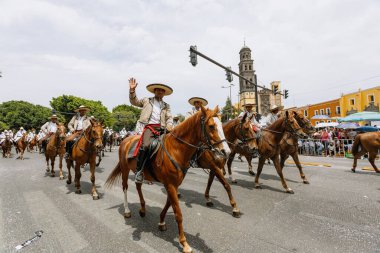 5 Mayıs muharebesinin temsilcisi, Puebla eyaletindeki 5 Mayıs muharebesinin yıldönümünde sivil geçitte yürüyüş