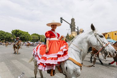 5 Mayıs muharebesinin temsilcisi, Puebla eyaletindeki 5 Mayıs muharebesinin yıldönümünde sivil geçitte yürüyüş