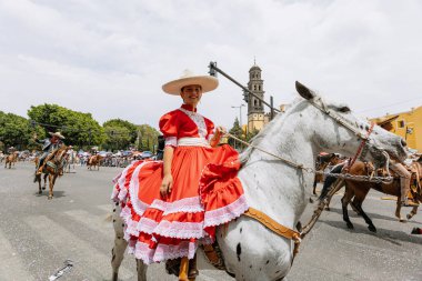 5 Mayıs muharebesinin temsilcisi, Puebla eyaletindeki 5 Mayıs muharebesinin yıldönümünde sivil geçitte yürüyüş
