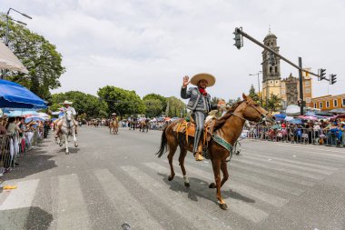 5 Mayıs muharebesinin temsilcisi, Puebla eyaletindeki 5 Mayıs muharebesinin yıldönümünde sivil geçitte yürüyüş
