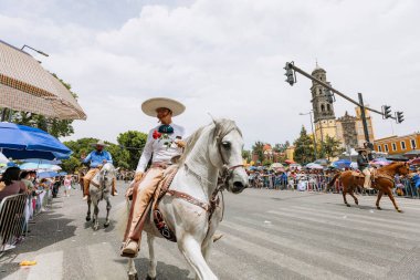 5 Mayıs muharebesinin temsilcisi, Puebla eyaletindeki 5 Mayıs muharebesinin yıldönümünde sivil geçitte yürüyüş