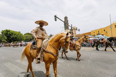 5 Mayıs muharebesinin temsilcisi, Puebla eyaletindeki 5 Mayıs muharebesinin yıldönümünde sivil geçitte yürüyüş