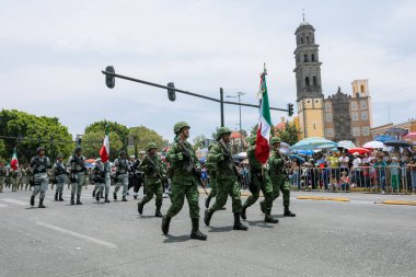 5 Mayıs muharebesinin temsilcisi, Puebla eyaletindeki 5 Mayıs muharebesinin yıldönümünde sivil geçitte yürüyüş