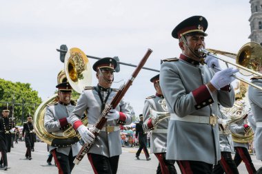 5 Mayıs muharebesinin temsilcisi, Puebla eyaletindeki 5 Mayıs muharebesinin yıldönümünde sivil geçitte yürüyüş