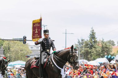5 Mayıs muharebesinin temsilcisi, Puebla eyaletindeki 5 Mayıs muharebesinin yıldönümünde sivil geçitte yürüyüş