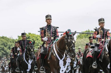 5 Mayıs muharebesinin temsilcisi, Puebla eyaletindeki 5 Mayıs muharebesinin yıldönümünde sivil geçitte yürüyüş