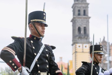 5 Mayıs muharebesinin temsilcisi, Puebla eyaletindeki 5 Mayıs muharebesinin yıldönümünde sivil geçitte yürüyüş