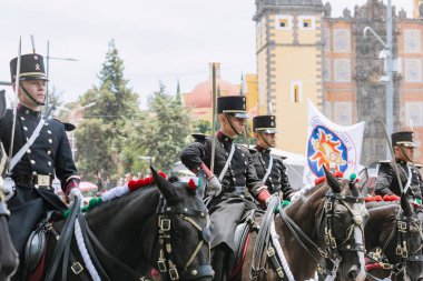 5 Mayıs muharebesinin temsilcisi, Puebla eyaletindeki 5 Mayıs muharebesinin yıldönümünde sivil geçitte yürüyüş