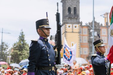 5 Mayıs muharebesinin temsilcisi, Puebla eyaletindeki 5 Mayıs muharebesinin yıldönümünde sivil geçitte yürüyüş