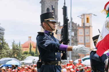 5 Mayıs muharebesinin temsilcisi, Puebla eyaletindeki 5 Mayıs muharebesinin yıldönümünde sivil geçitte yürüyüş