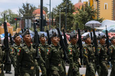 5 Mayıs muharebesinin temsilcisi, Puebla eyaletindeki 5 Mayıs muharebesinin yıldönümünde sivil geçitte yürüyüş