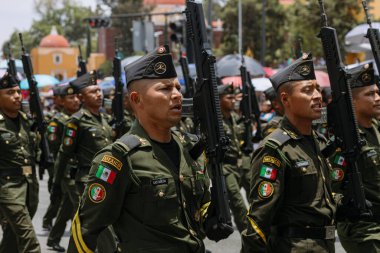 5 Mayıs muharebesinin temsilcisi, Puebla eyaletindeki 5 Mayıs muharebesinin yıldönümünde sivil geçitte yürüyüş