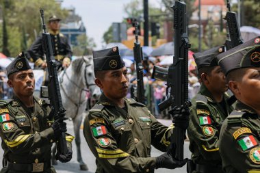 5 Mayıs muharebesinin temsilcisi, Puebla eyaletindeki 5 Mayıs muharebesinin yıldönümünde sivil geçitte yürüyüş